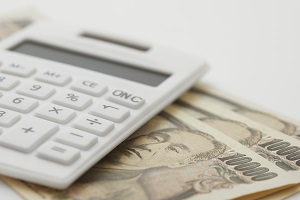 white calculator over money | right vendors of your HOA