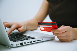 woman paying with credit card online | how to pay hoa fees online
