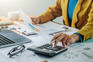 woman working in finance and accounting analyzing financial budget in the office | hoa accounting